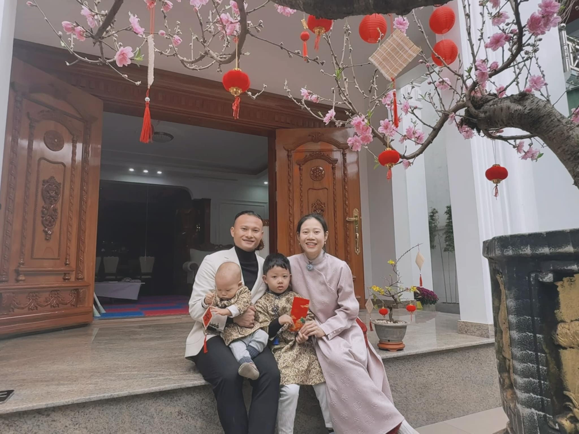 Mùng 1 dàn cầu thủ Việt Nam đi chơi Tết: Duy Mạnh đi Văn Miếu, dàn WAG đọ sắc khi diện áo dài- Ảnh 7. Mùng 1 dàn cầu thủ Việt Nam đi chơi Tết: Duy Mạnh đi Văn Miếu, dàn WAG đọ sắc khi diện áo dài- Ảnh 7.