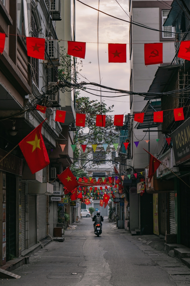 Buổi sáng đầu năm thảnh thơi hiếm hoi của người Hà Nội: Trong lành và vắng lặng đến lạ!- Ảnh 2.