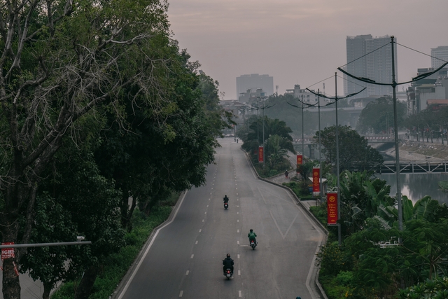 Buổi sáng đầu năm thảnh thơi hiếm hoi của người Hà Nội: Trong lành và vắng lặng đến lạ!- Ảnh 24.