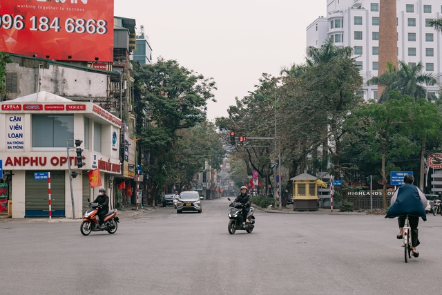 Buổi sáng đầu năm thảnh thơi hiếm hoi của người Hà Nội: Trong lành và vắng lặng đến lạ!- Ảnh 3.