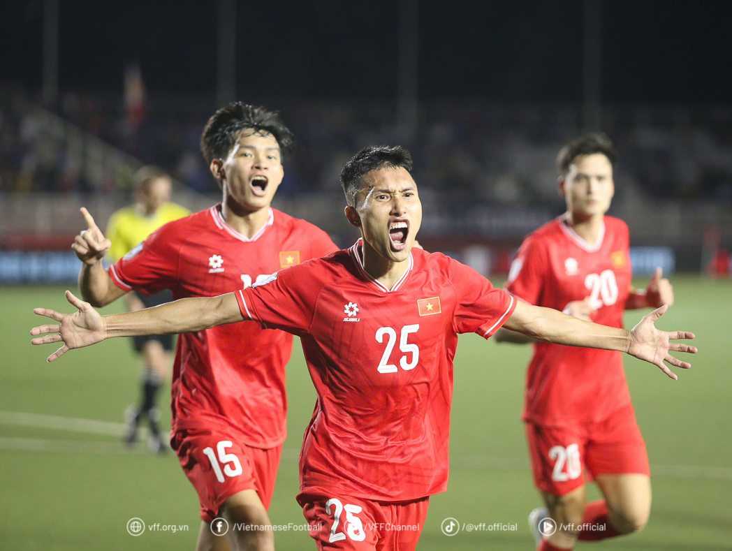 AFF Cup: Cái bắt tay khiến trọng tài “đứng hình” và “chiến binh không phổi” của đội tuyển Việt Nam- Ảnh 2.