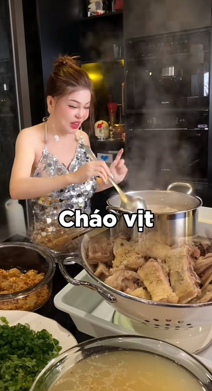 Nữ đại gia Phú Mỹ Hưng cứ vào bếp là khiến dân tình trầm trồ: Diện đồ quá slay, món ăn cũng hút mắt không kém- Ảnh 4.