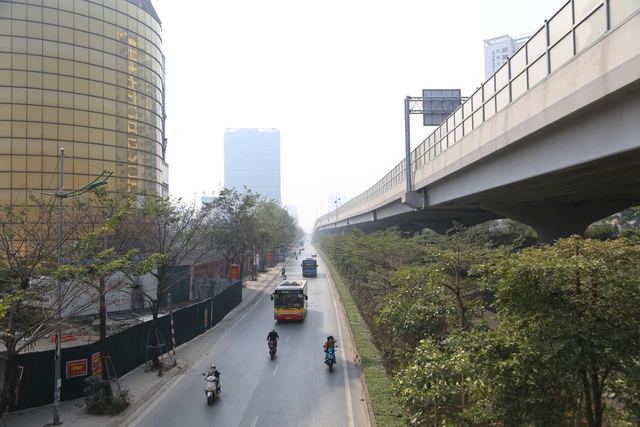 Toàn cảnh Hà Nội trong ngày ô nhiễm không khí nhất thế giới: Bụi mờ bao phủ từ sáng đến đêm- Ảnh 3.