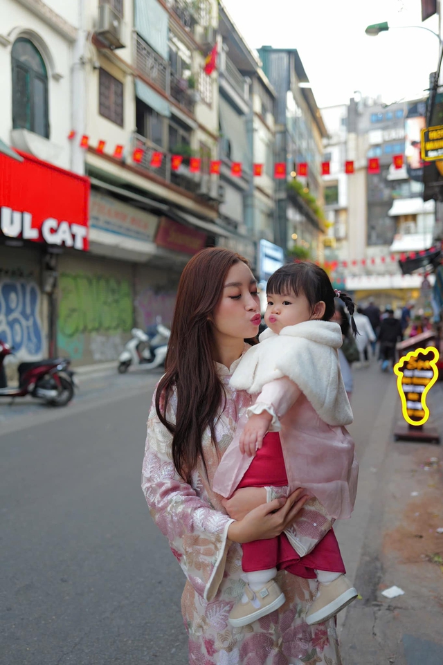 "N&agrave;ng d&acirc;u h&agrave;o m&ocirc;n" Đỗ Mỹ Linh "l&ecirc;n đồ" xinh đẹp, nắm tay Chủ tịch CLB H&agrave; Nội c&ugrave;ng đưa con g&aacute;i đi chơi tết- Ảnh 3.