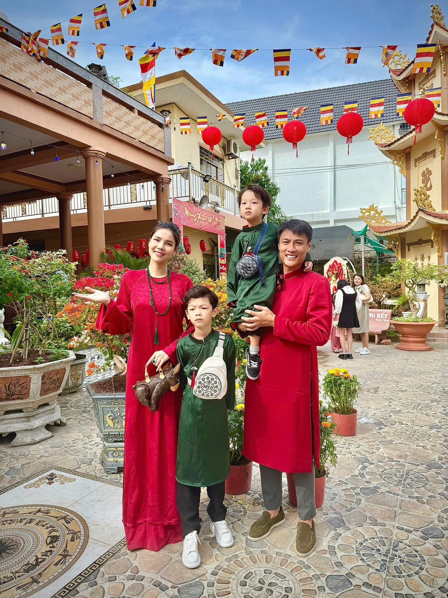 Mạc Hồng Quân chung khung hình ngày Tết với nàng siêu mẫu, chiều cao cực đỉnh, visual cực phẩm- Ảnh 1.