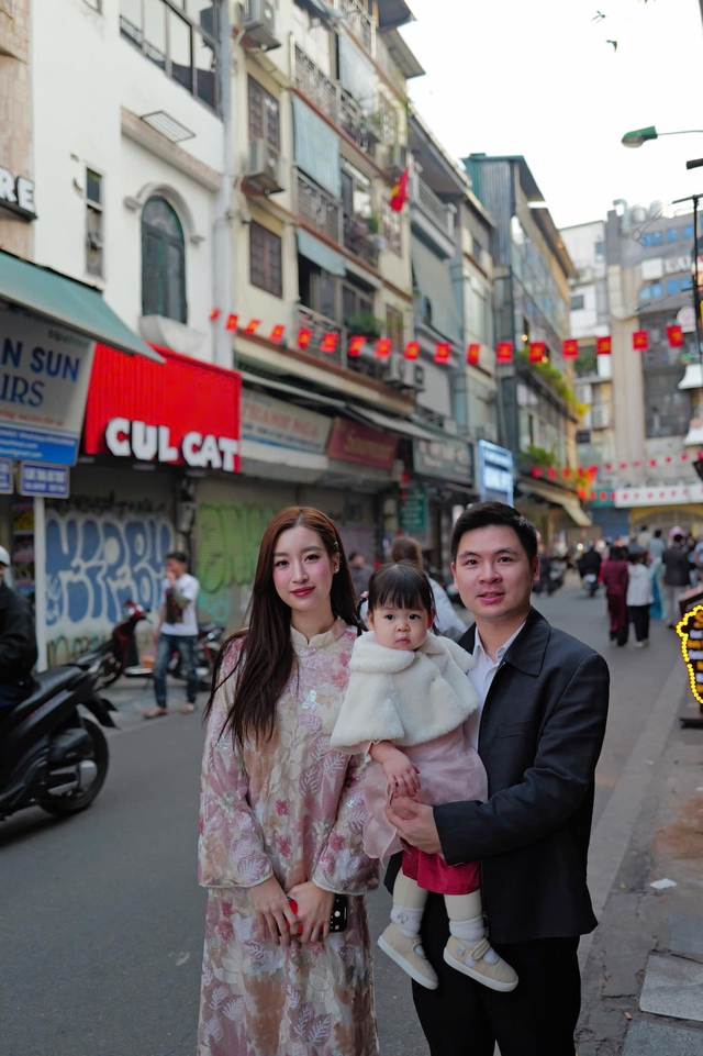 "N&agrave;ng d&acirc;u h&agrave;o m&ocirc;n" Đỗ Mỹ Linh "l&ecirc;n đồ" xinh đẹp, nắm tay Chủ tịch CLB H&agrave; Nội c&ugrave;ng đưa con g&aacute;i đi chơi tết- Ảnh 1.