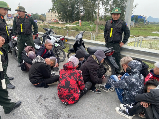 11 học sinh gây náo loạn trên cao tốc ngày mùng 1 Tết bị phạt gần 80 triệu đồng- Ảnh 1.