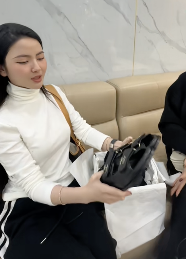 Dàn WAG Việt sang Thái Lan cổ vũ ĐT Việt Nam: Quỳnh Anh bồng bế các con, Chu Thanh Huyền mang sandal Chanel 50 triệu- Ảnh 2.