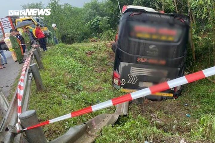 Phát hiện 10 bánh heroin và 15kg ma tuý đá trên xe khách bị tai nạn giao thông- Ảnh 2.