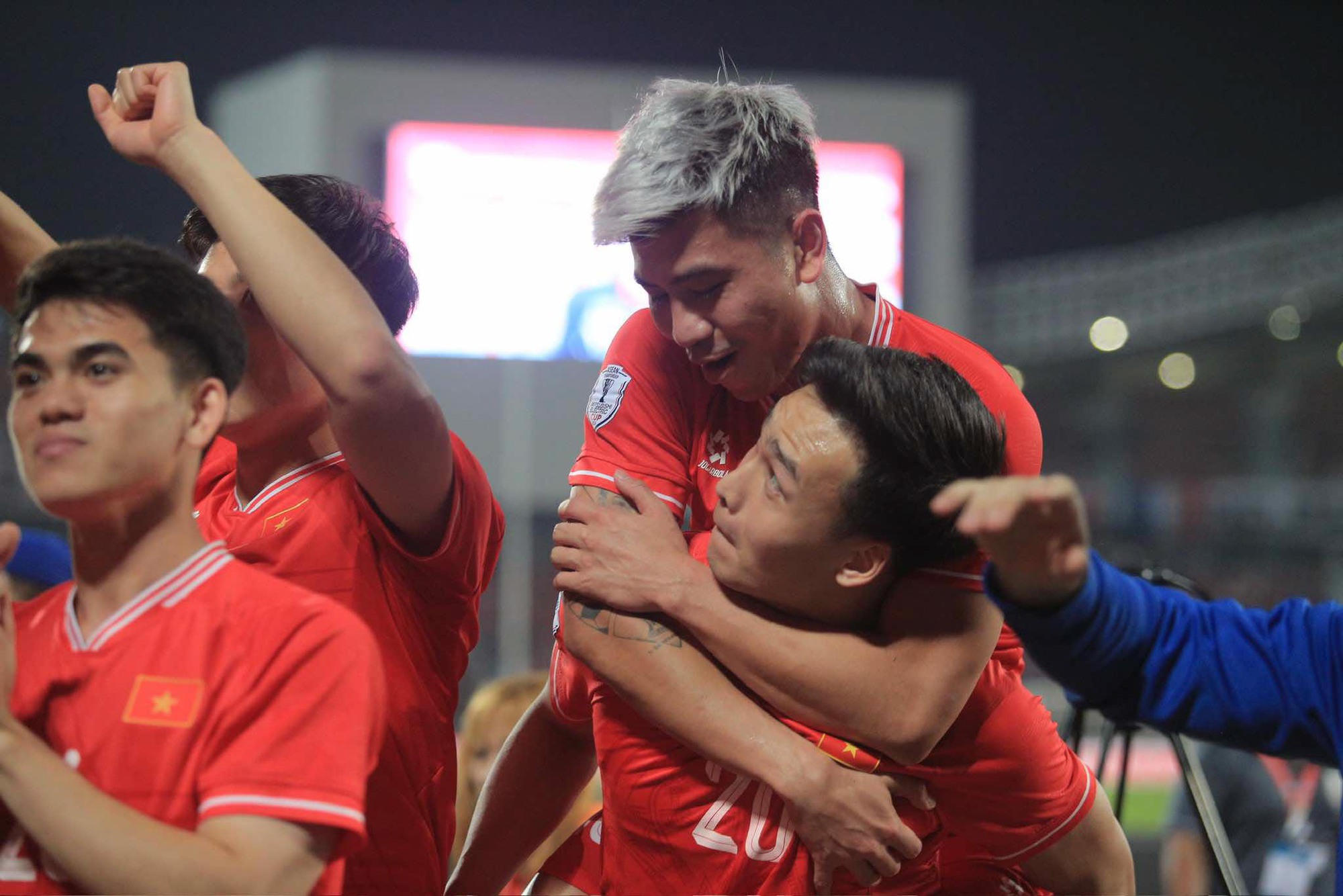 Đội trưởng Duy Mạnh hôn vợ say đắm, ĐT Việt Nam thăng hoa cảm xúc sau vô địch AFF Cup 2024- Ảnh 11.