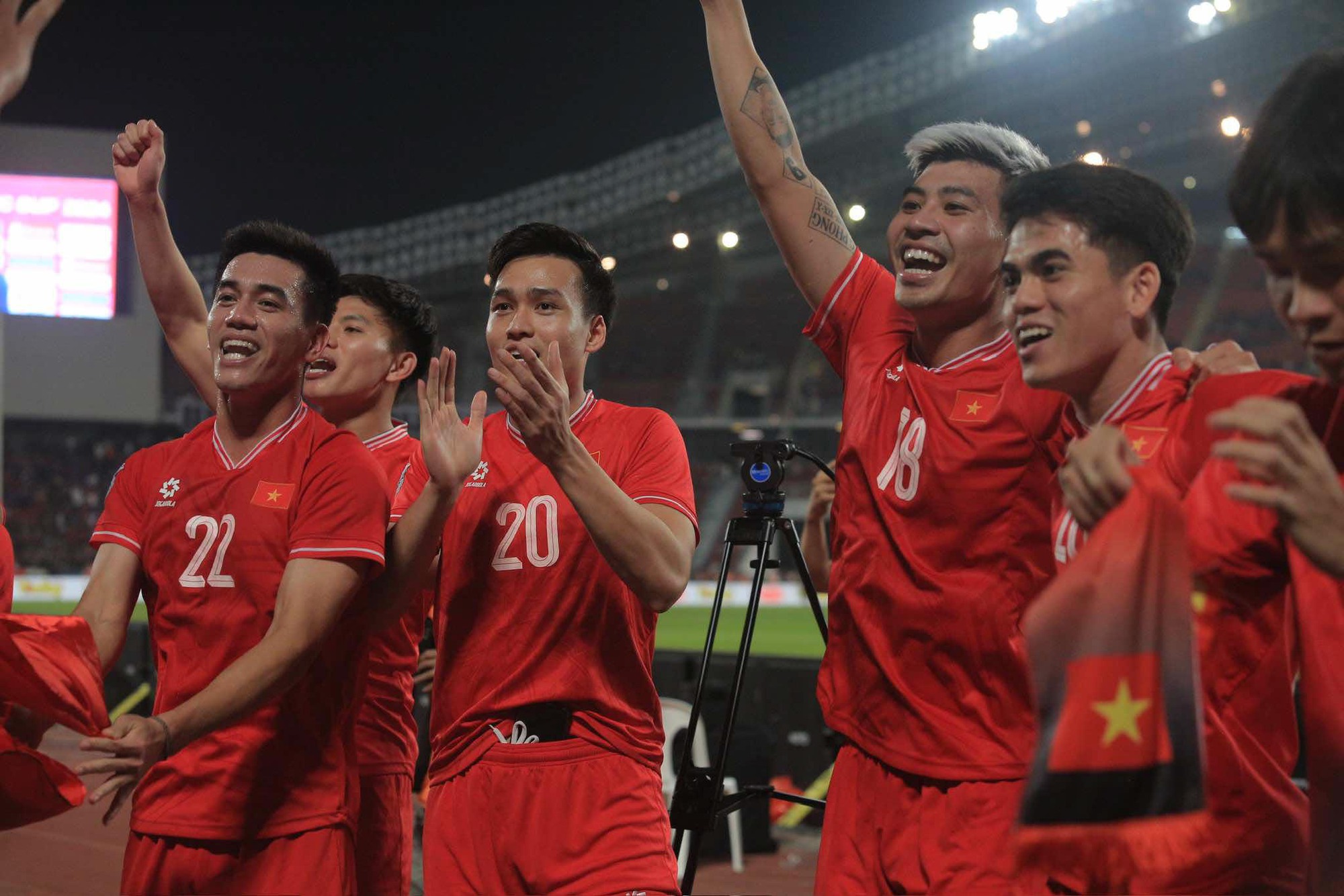 Đội trưởng Duy Mạnh hôn vợ say đắm, ĐT Việt Nam thăng hoa cảm xúc sau vô địch AFF Cup 2024- Ảnh 8.