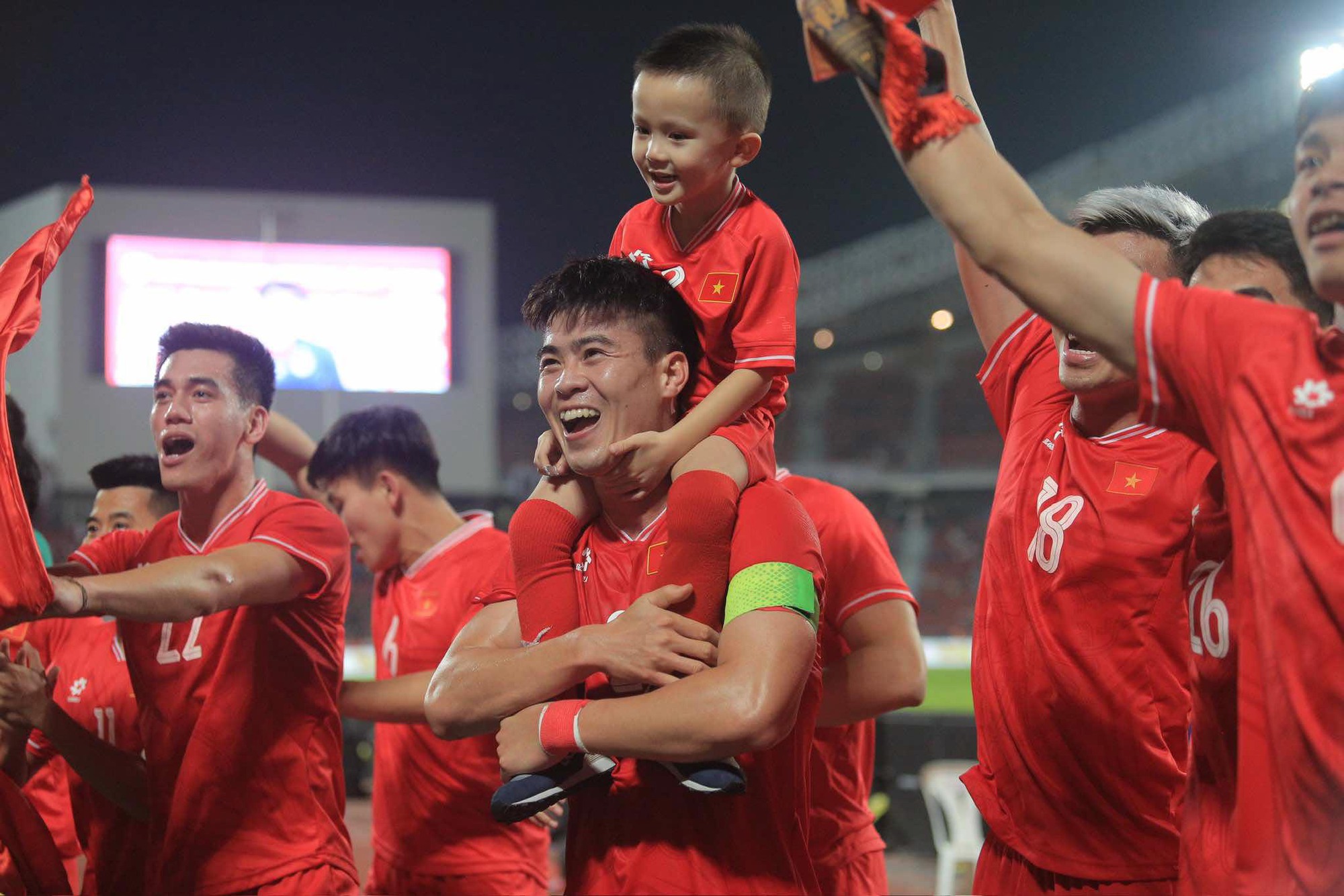 Đội trưởng Duy Mạnh hôn vợ say đắm, ĐT Việt Nam thăng hoa cảm xúc sau vô địch AFF Cup 2024- Ảnh 6.