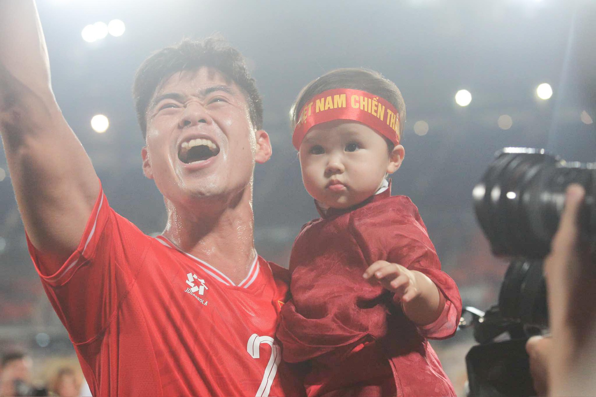 Đội trưởng Duy Mạnh hôn vợ say đắm, ĐT Việt Nam thăng hoa cảm xúc sau vô địch AFF Cup 2024- Ảnh 5.