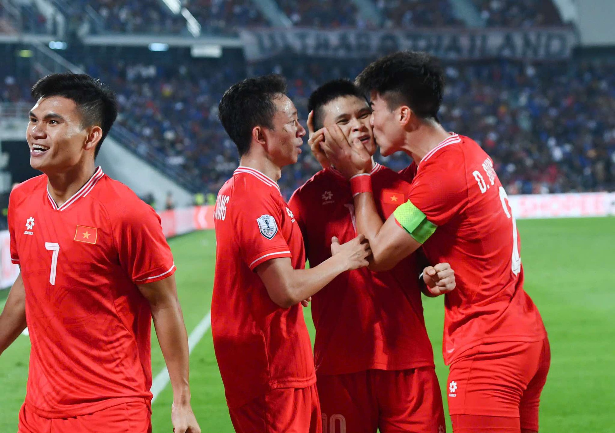 Không thể đỉnh hơn! Tuấn Hải, Hai Long giúp ĐT Việt Nam vô địch AFF Cup 2024, Duy Mạnh gửi luôn nụ hôn- Ảnh 8.