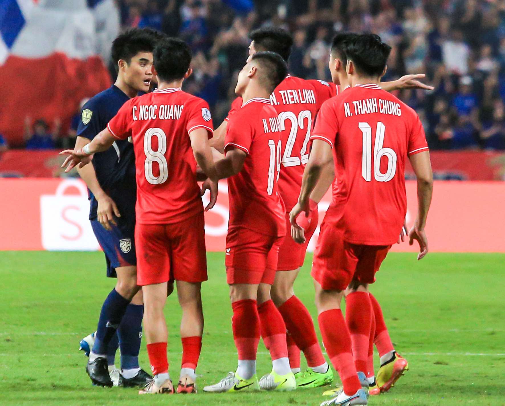 Cạn lời với bàn thắng của Thái Lan, Quang Hải phản ứng cực gắt, fair-play ở đâu!- Ảnh 7.