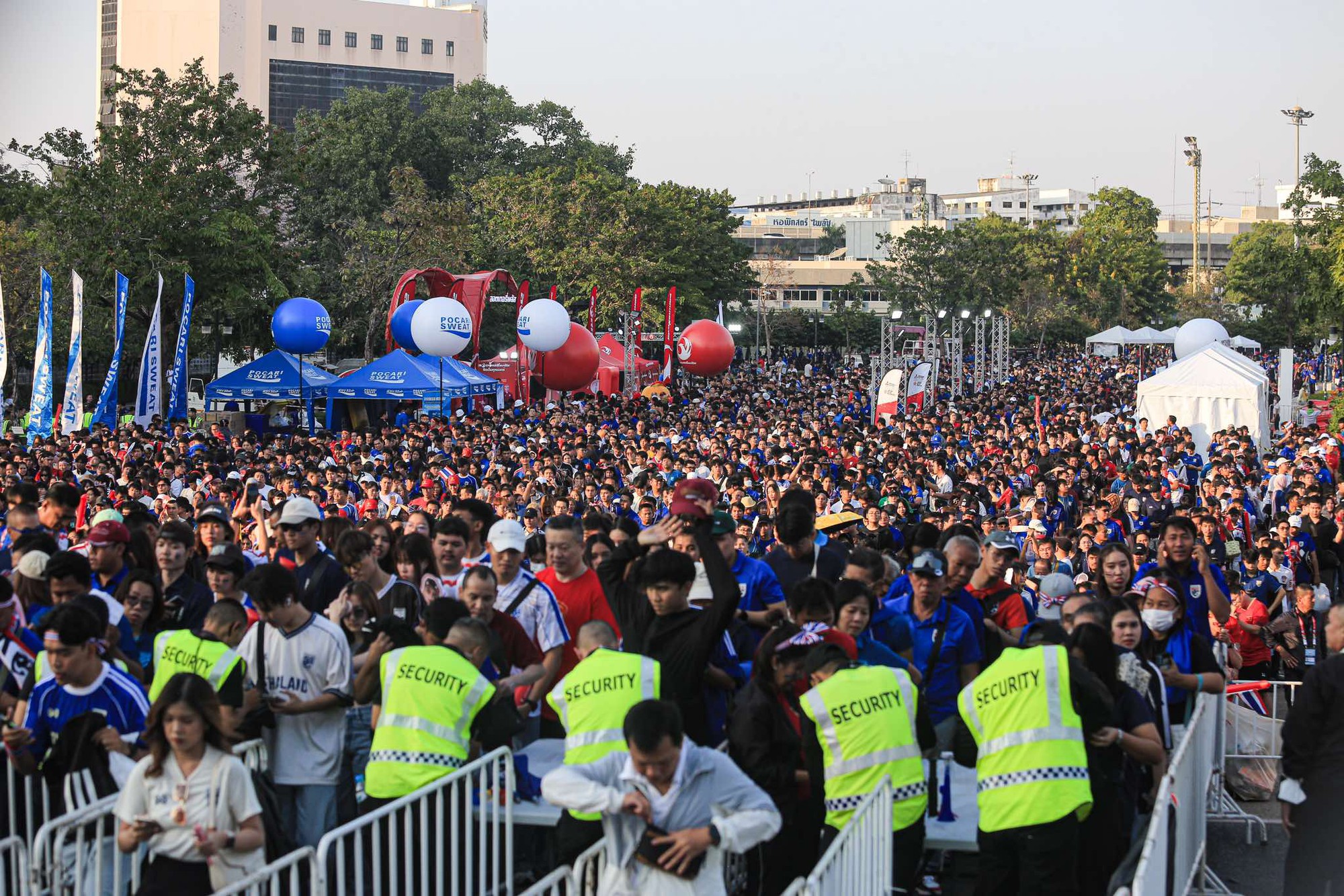 Dòng người đổ về cổ vũ trận Việt Nam - Thái Lan đông như đi concert, gái xinh Việt Nam đọ sắc gái Thái Lan- Ảnh 1.