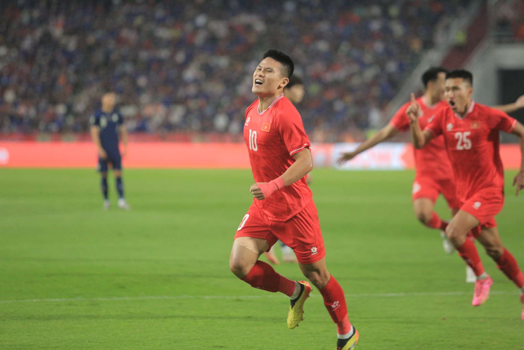 Bàn thắng có 1-0-2 ở phút 90+20: Tuyển Việt Nam vô địch AFF Cup 2024 ngay trên đất Thái- Ảnh 11.