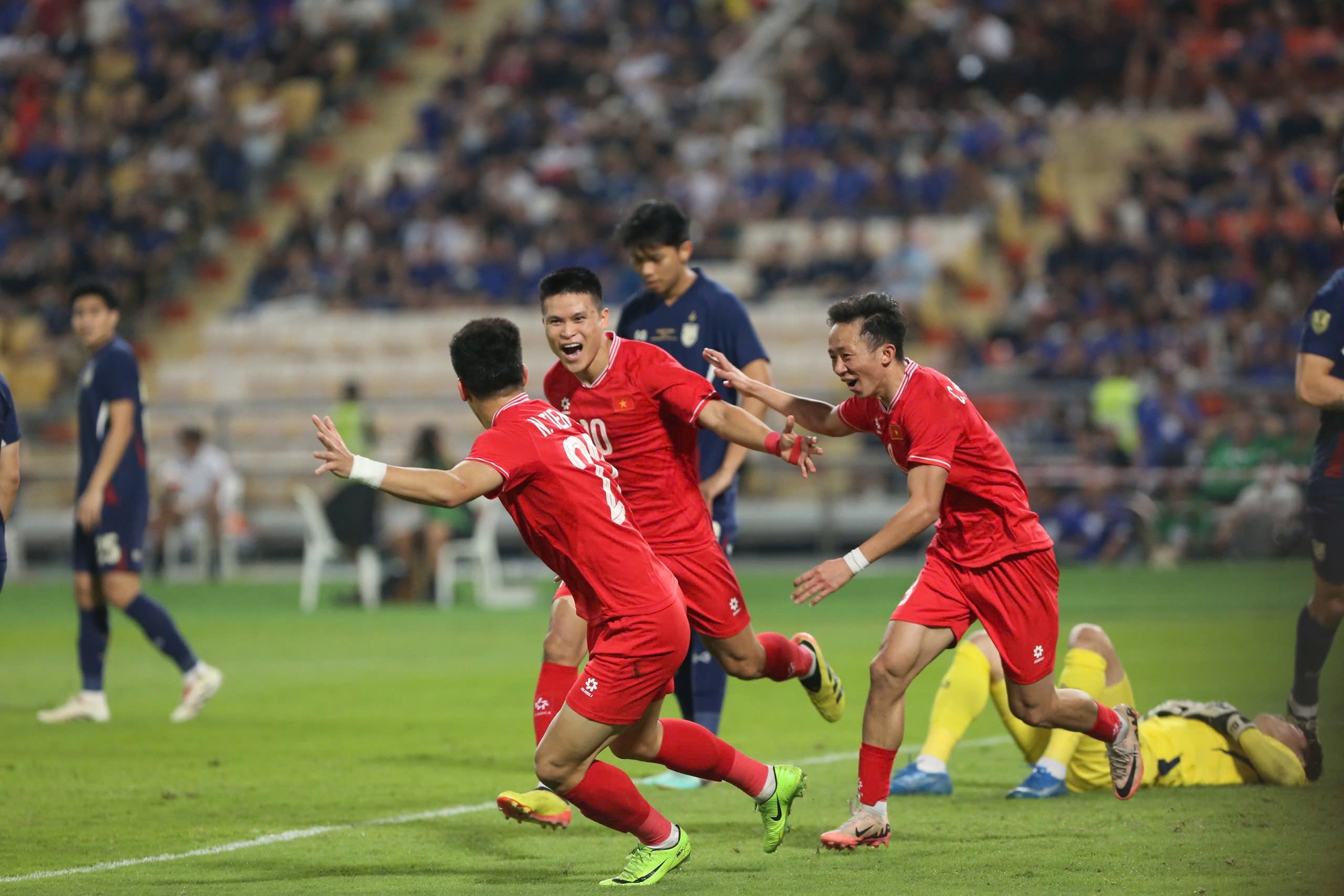 Không thể đỉnh hơn! Tuấn Hải, Hai Long giúp ĐT Việt Nam vô địch AFF Cup 2024, Duy Mạnh gửi luôn nụ hôn- Ảnh 1.