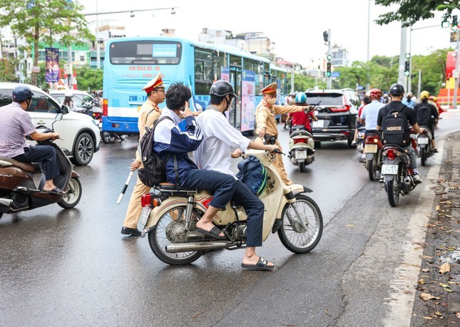 Cha mẹ có thể bị phạt tới 10 triệu đồng khi giao xe máy cho con chưa đủ tuổi điều khiển- Ảnh 1.