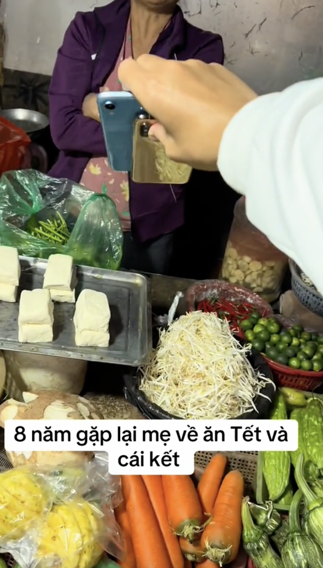 Đi chợ mua rau nhưng không trả tiền, vị khách khiến người phụ nữ "chết sững" khi tháo khẩu trang để lộ thân phận- Ảnh 2.