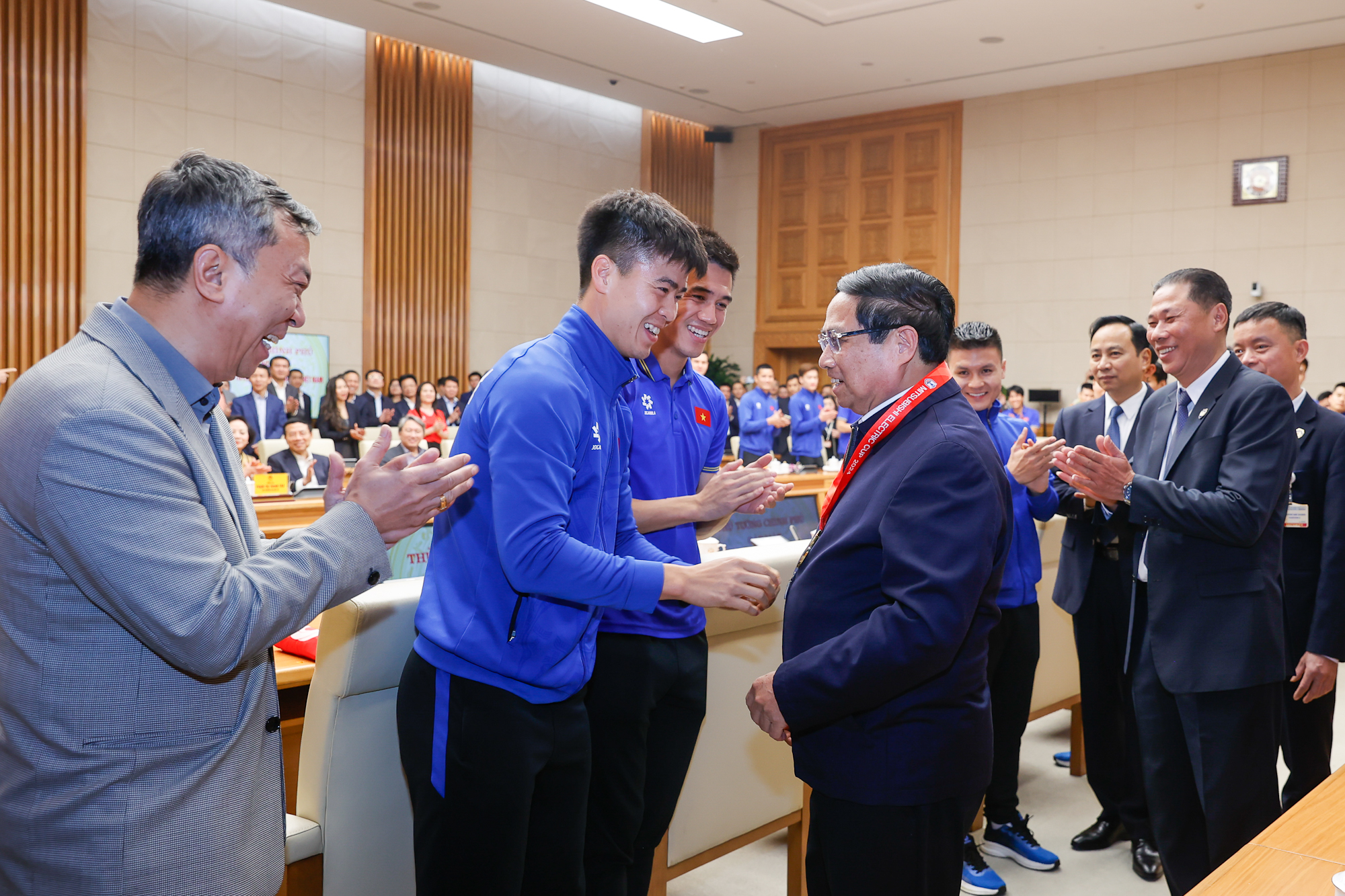 Thủ tướng Phạm Minh Chính gặp mặt chúc mừng ĐT Việt Nam khi giành cúp vô địch bóng đá Đông Nam Á- Ảnh 2.