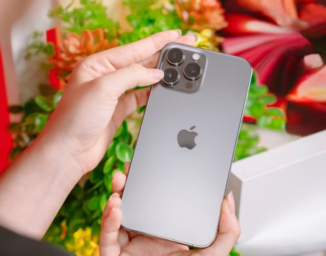 Bảng giá iPhone gây choáng: iPhone 16 và các dòng iPhone cũ giảm giá còn 9,9 triệu đồng- Ảnh 1.