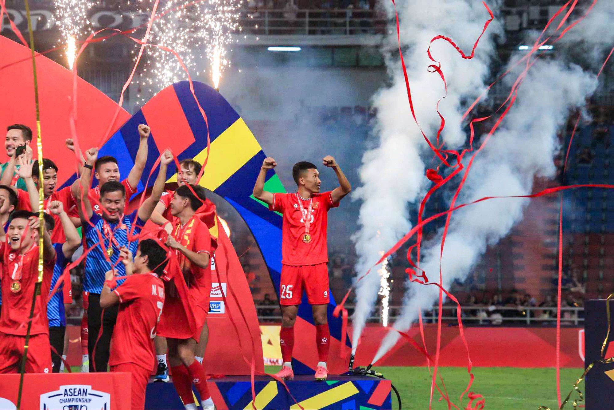 Vừa vô địch AFF Cup, Quang Hải đã phải tức tốc sang Philippines thi đấu tiếp, một cầu thủ khác phải ở lại Thái Lan bỏ lỡ lễ mừng công- Ảnh 2.