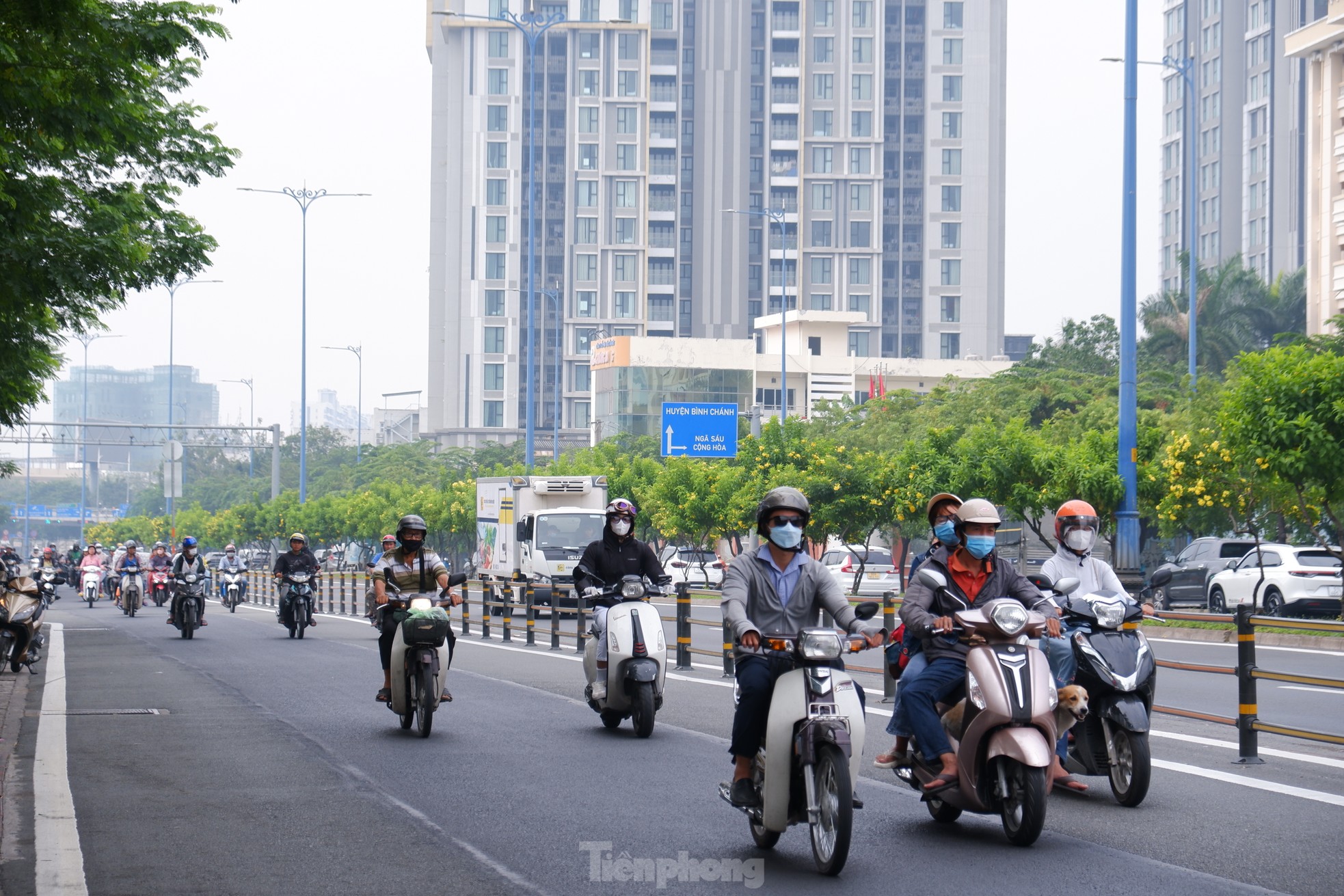 Bầu trời TPHCM mù mịt từ sáng tới trưa, bụi mịn vượt xa mức cho phép- Ảnh 7.