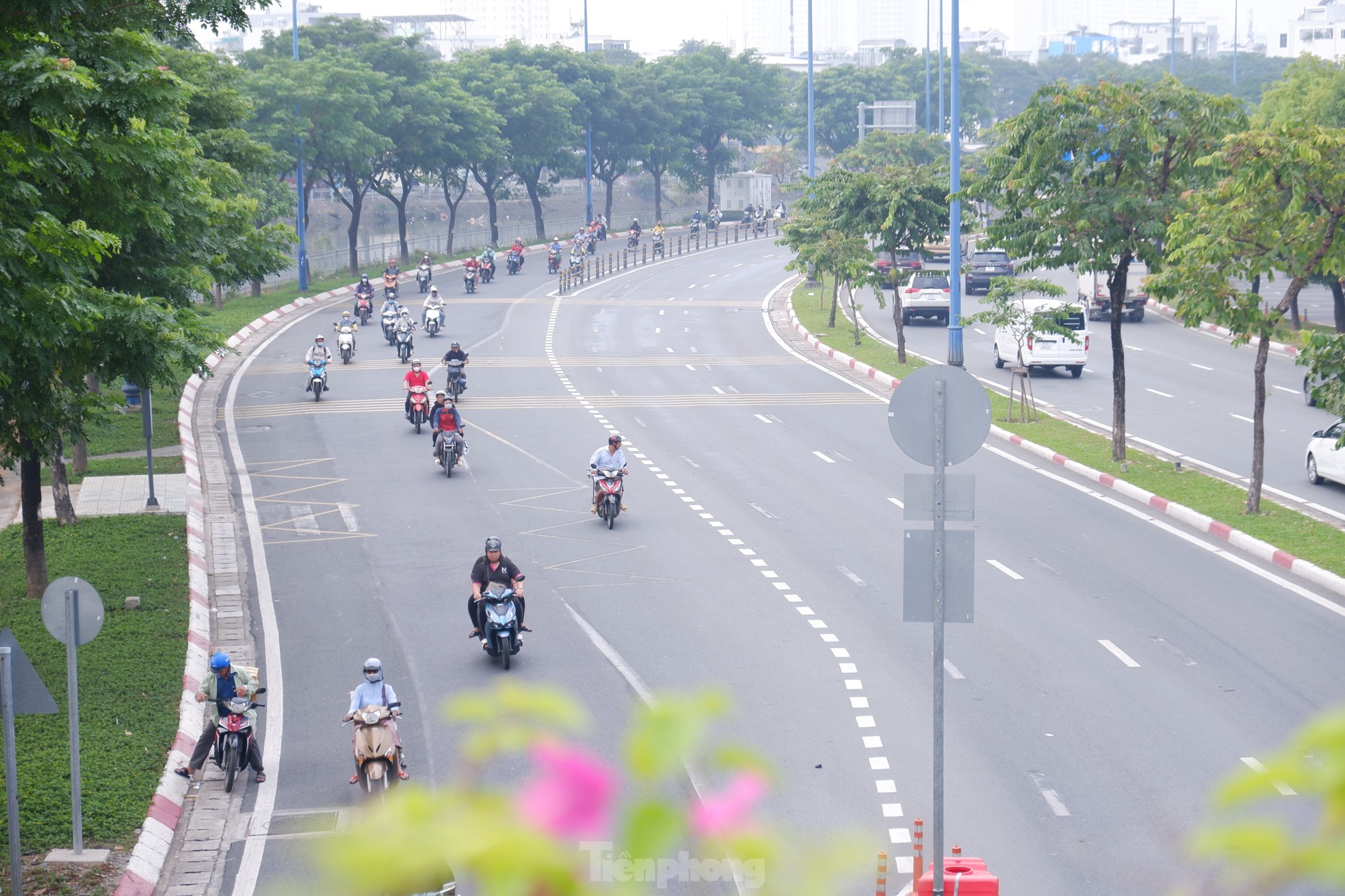 Bầu trời TPHCM mù mịt từ sáng tới trưa, bụi mịn vượt xa mức cho phép- Ảnh 3.