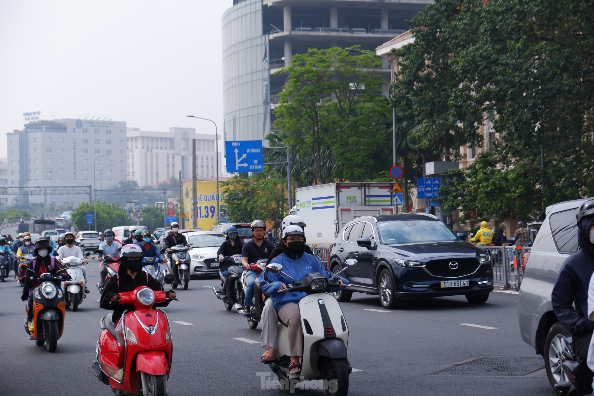 Bầu trời TPHCM mù mịt từ sáng tới trưa, bụi mịn vượt xa mức cho phép- Ảnh 6.