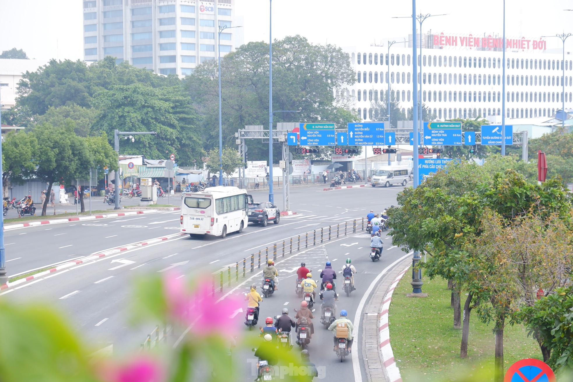 Bầu trời TPHCM mù mịt từ sáng tới trưa, bụi mịn vượt xa mức cho phép- Ảnh 5.