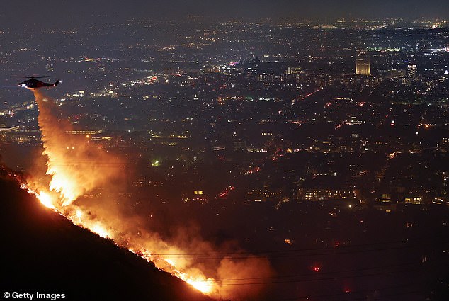 Hoang tàn khung cảnh nhìn từ trên cao của nơi từng xa hoa bậc nhất Los Angeles, 100.000 người buộc phải sơ tán trong thảm họa- Ảnh 1.