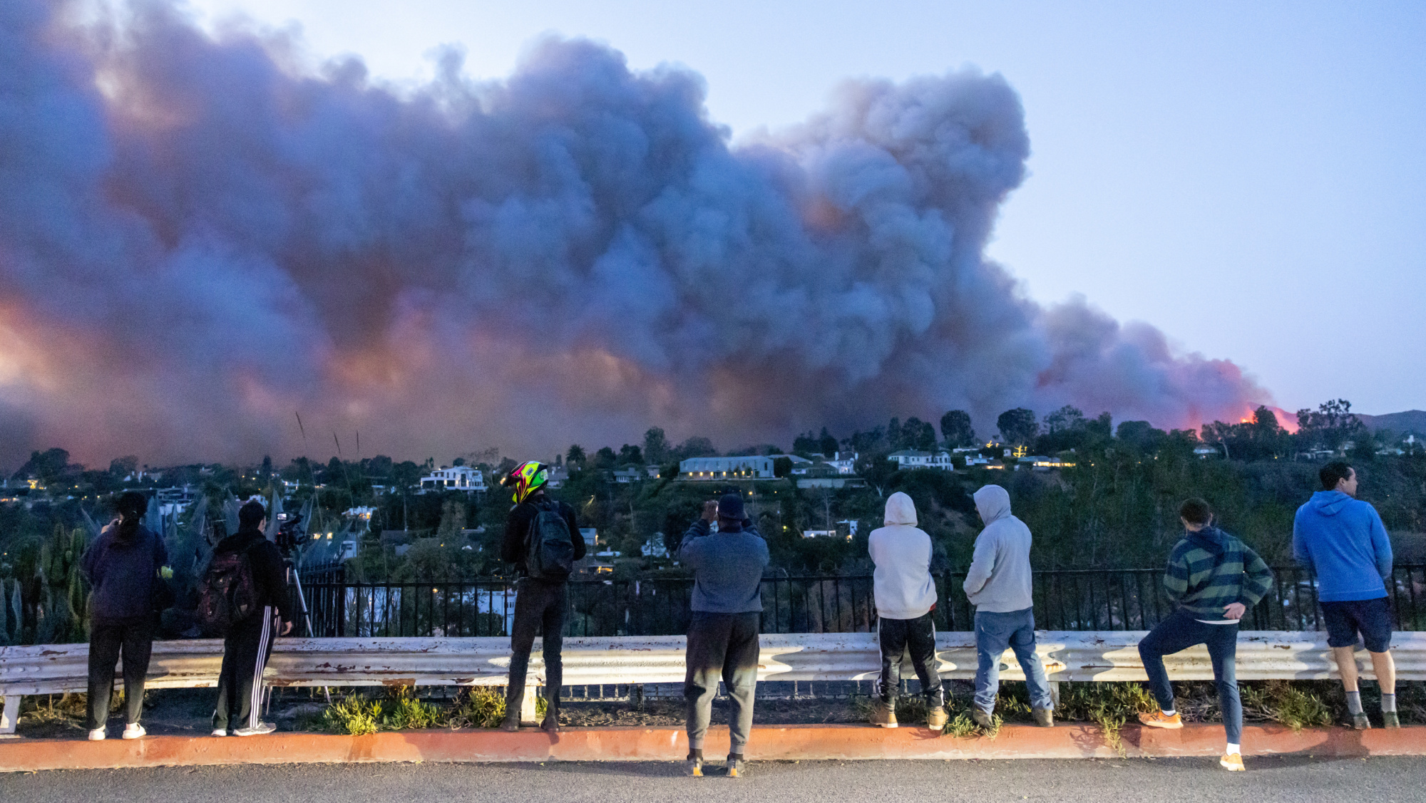 Kinh đô điện ảnh Hollywood chìm trong bầu không khí đáng sợ như "ngày tận thế": Hàng loạt biệt thự của các sao bị tàn phá, cháy rừng không thể khống chế- Ảnh 15.