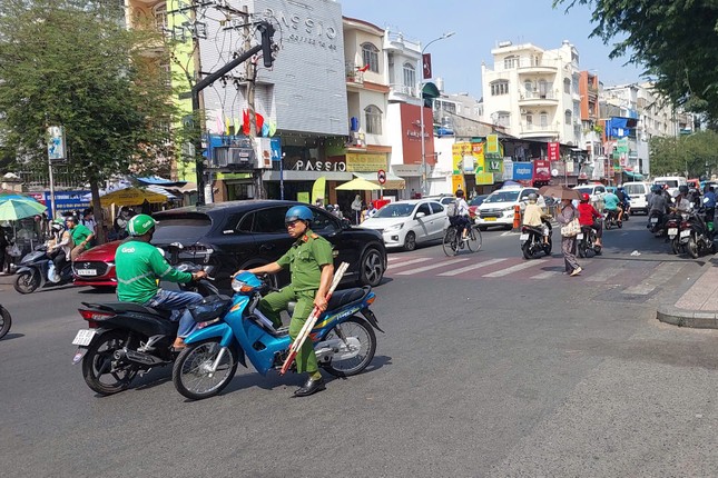 Tài xế xe ôm hỗn chiến "kinh hoàng" trước cổng bệnh viện ở TPHCM- Ảnh 4.