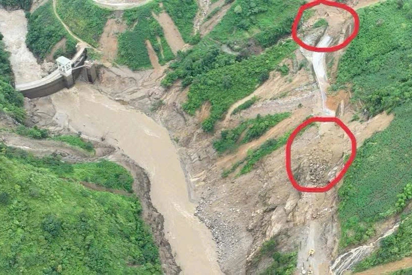 Một ô tô bán tải chở ba người nghi bị vùi lấp trong vụ sạt lở ở Lào Cai- Ảnh 1.