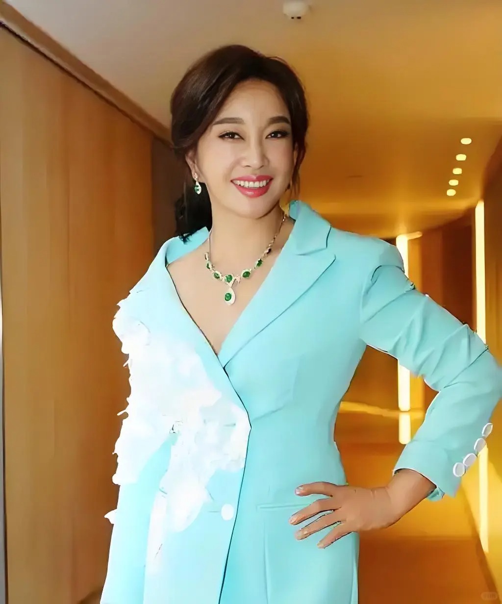 Vì sao Lưu Hiểu Khánh được mệnh danh là “Nữ hoàng phỉ thúy” của showbiz Hoa ngữ?- Ảnh 3.