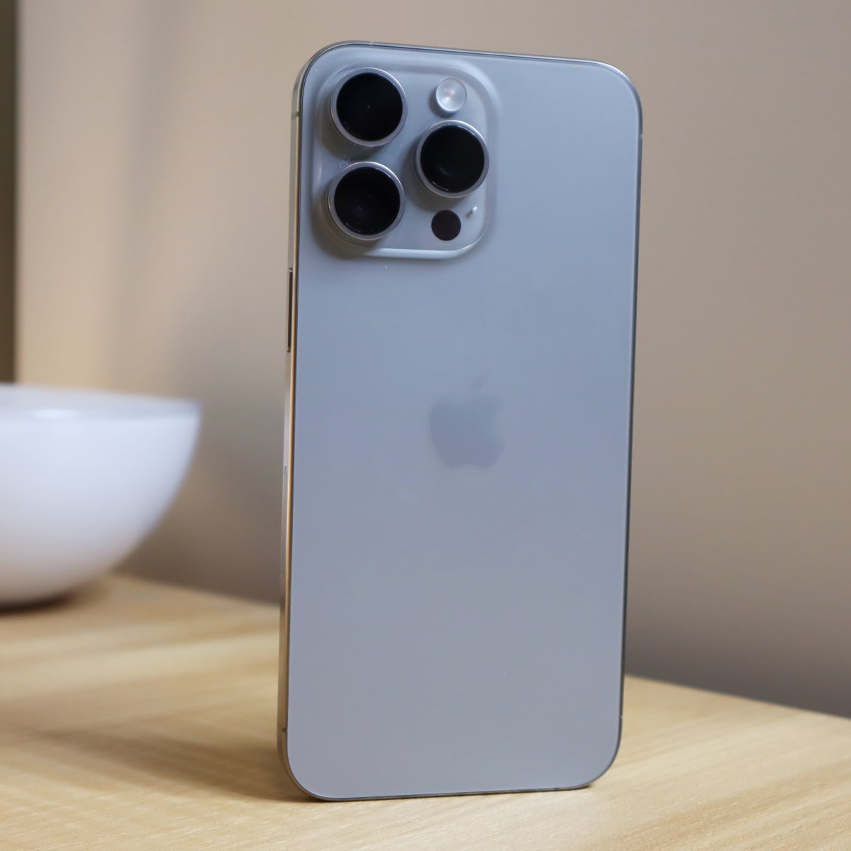 Đây là chiếc iPhone khung titan rẻ nhất Việt Nam: Giá chỉ 1 nửa iPhone 17 Pro nhưng còn sang xịn hơn- Ảnh 1.