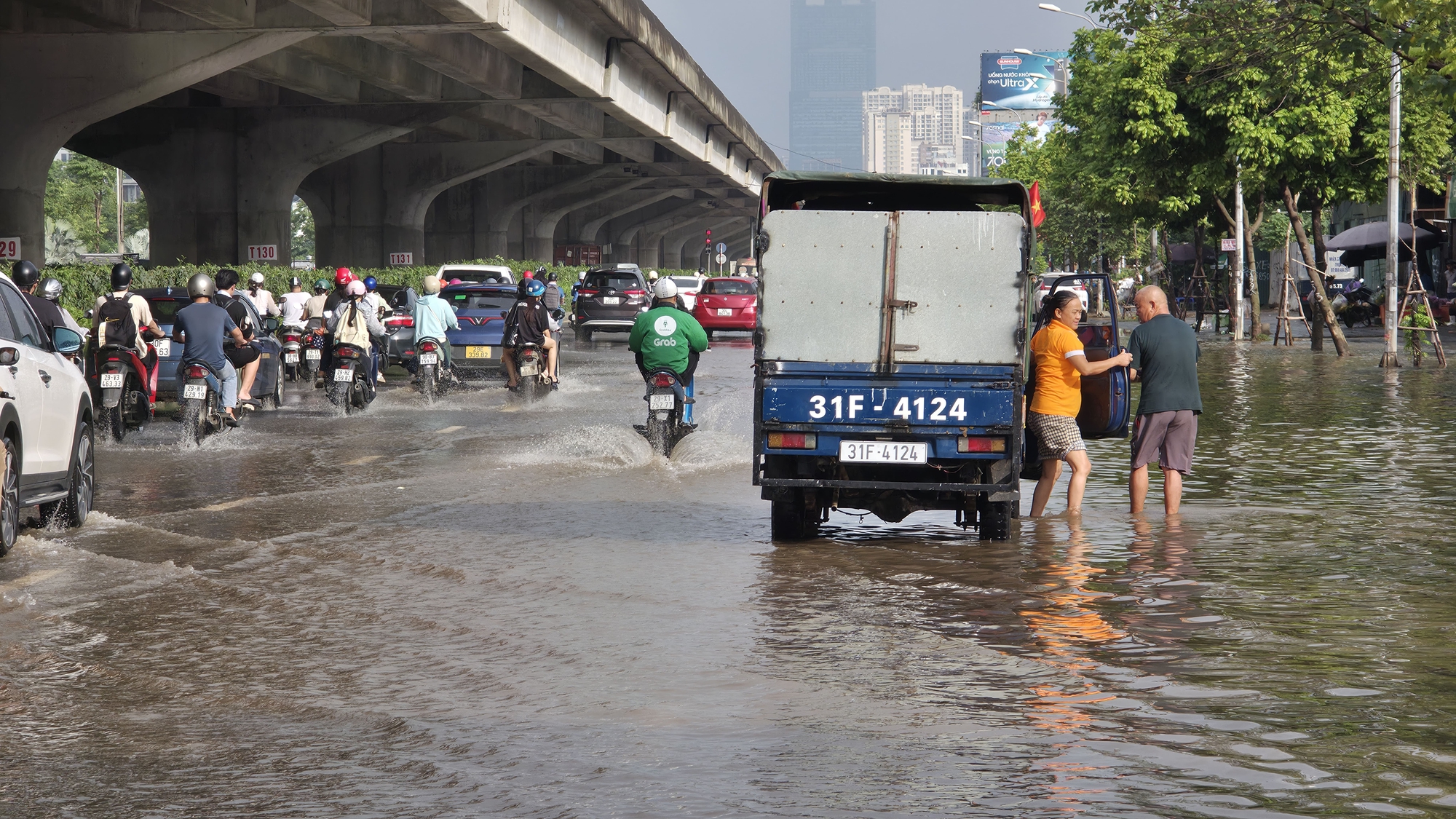 Cập nhật tình hình Hà Nội: Gần một ngày trôi qua nhưng nhiều tuyến phố vẫn ngập sâu; Hàng quán im lìm đóng cửa- Ảnh 30.