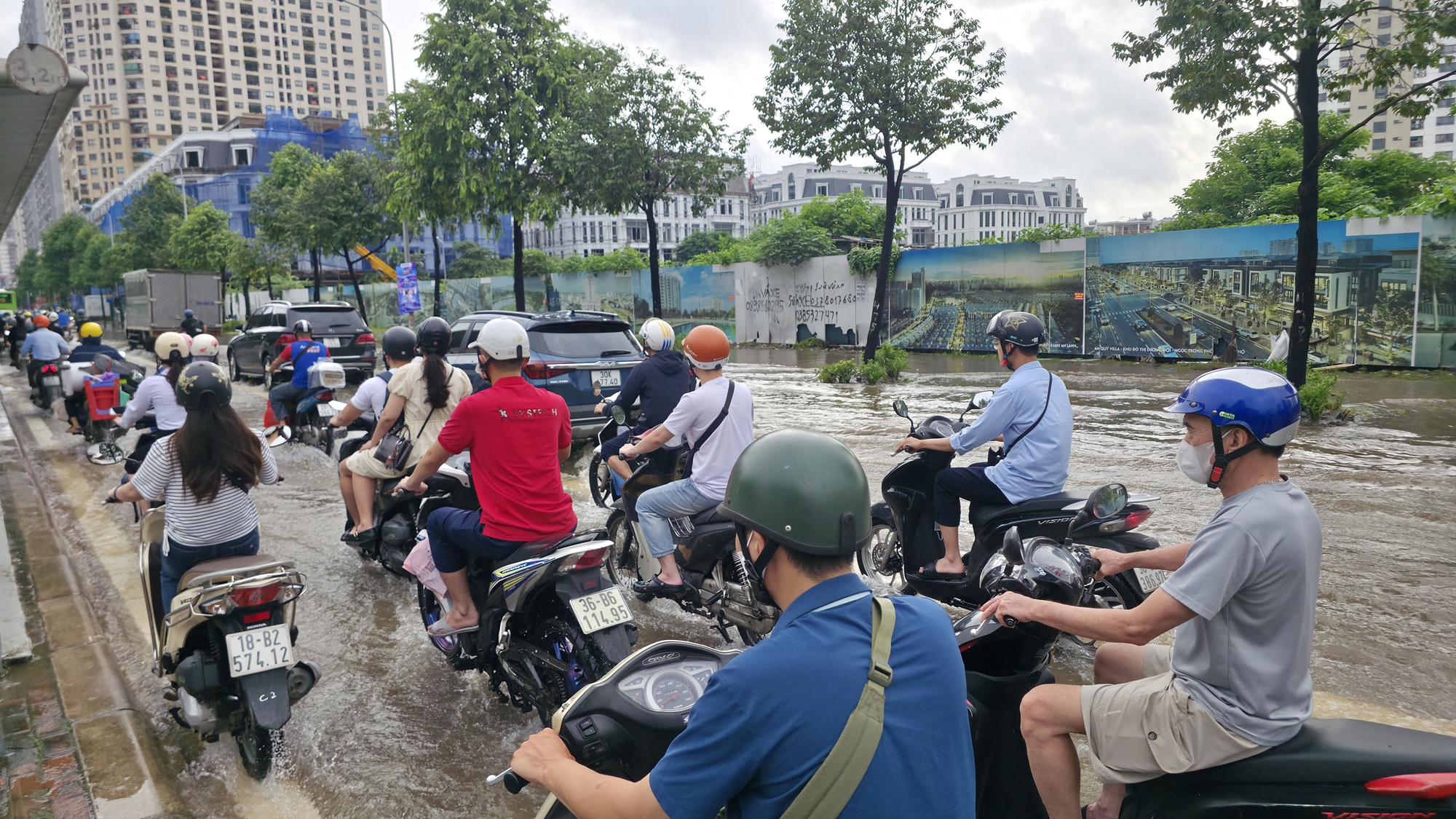 Cập nhật tình hình Hà Nội: Gần một ngày trôi qua nhưng nhiều tuyến phố vẫn ngập sâu; Hàng quán im lìm đóng cửa- Ảnh 32.