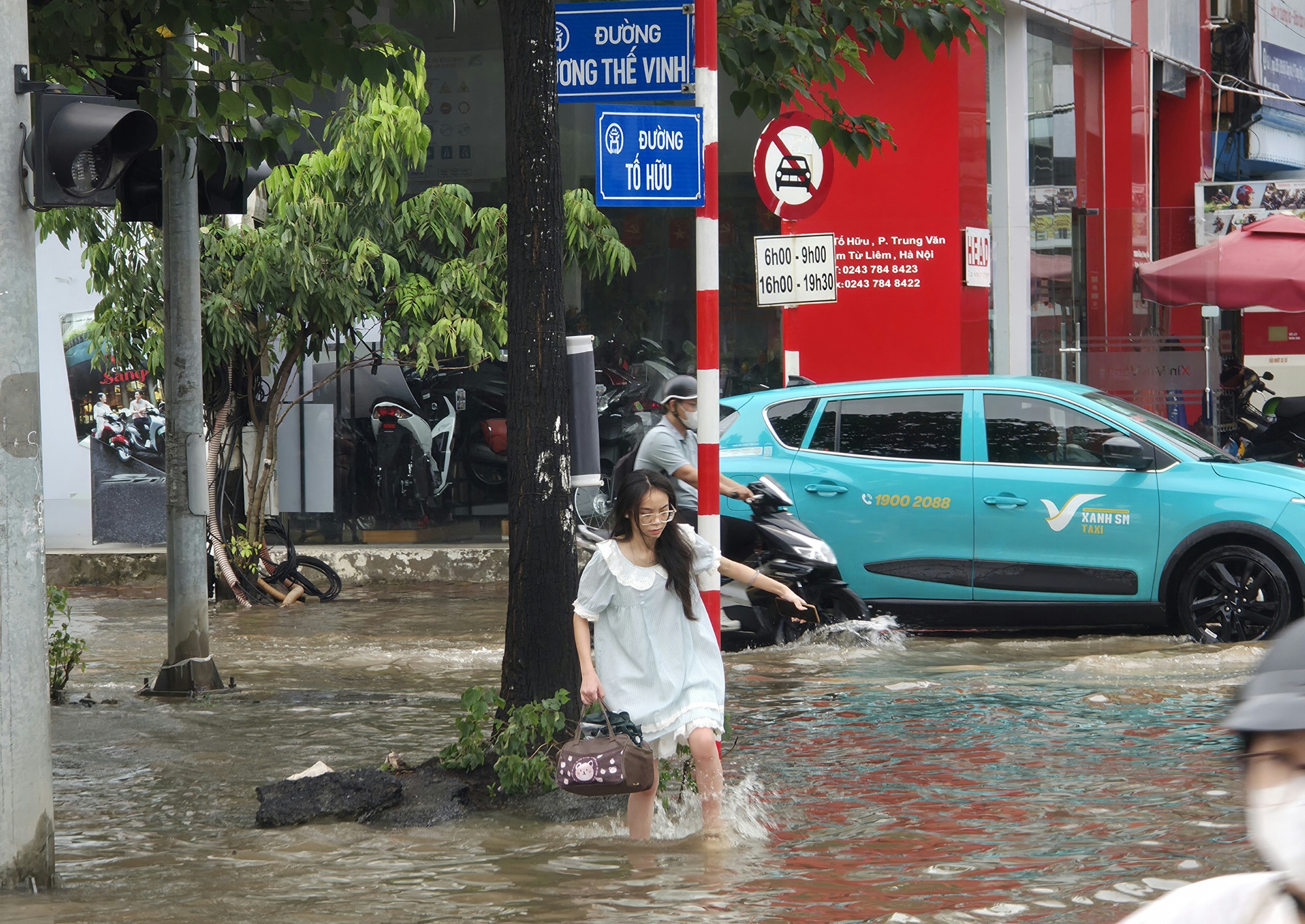 Cập nhật tình hình Hà Nội: Gần một ngày trôi qua nhưng nhiều tuyến phố vẫn ngập sâu; Hàng quán im lìm đóng cửa- Ảnh 29.