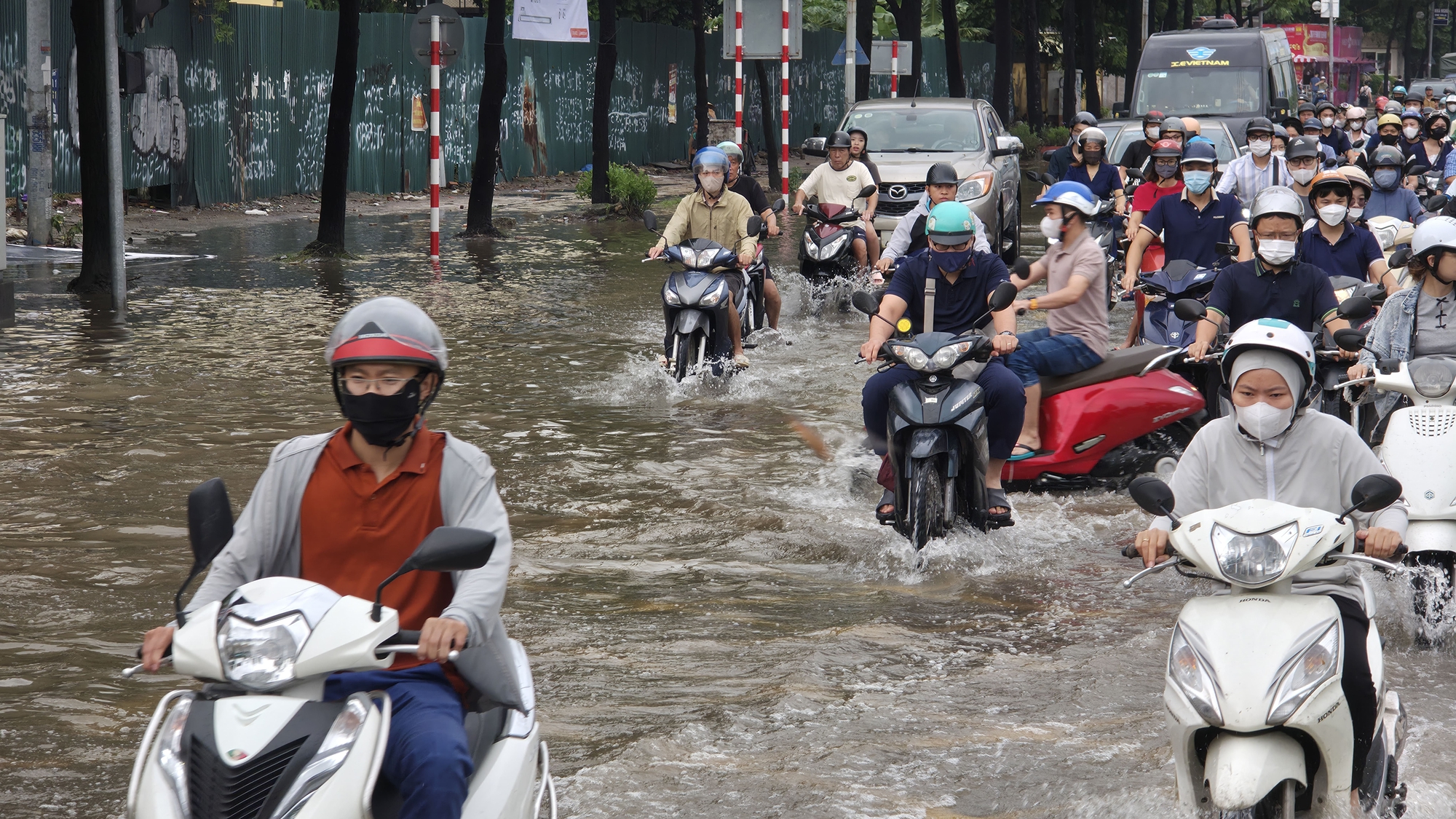 Cập nhật tình hình Hà Nội: Gần một ngày trôi qua nhưng nhiều tuyến phố vẫn ngập sâu; Hàng quán im lìm đóng cửa- Ảnh 33.
