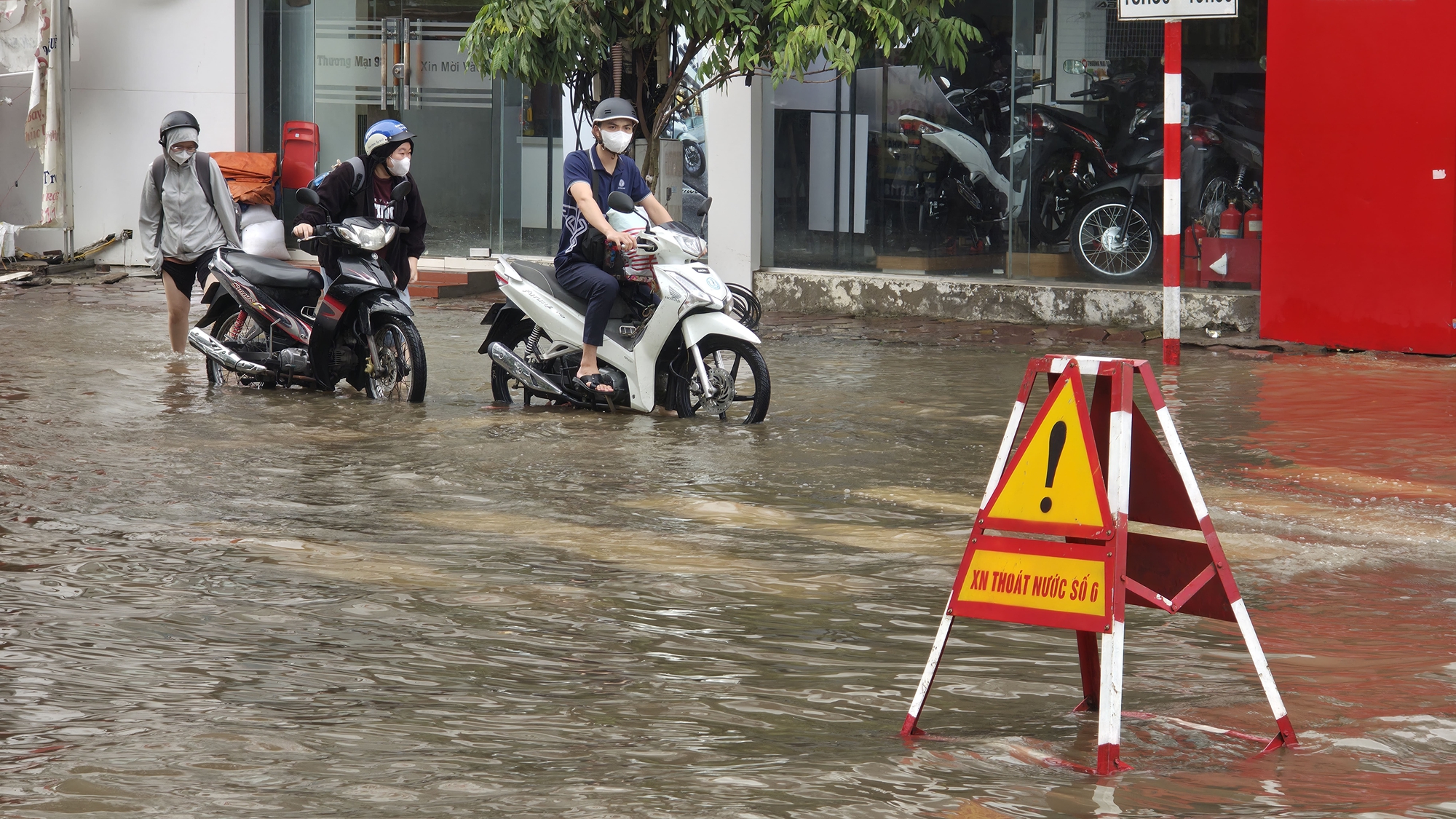 Cập nhật tình hình Hà Nội: Gần một ngày trôi qua nhưng nhiều tuyến phố vẫn ngập sâu; Hàng quán im lìm đóng cửa- Ảnh 34.