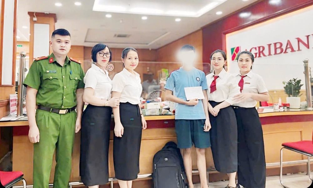 Nam sinh 2005 mang cả bọc tiền mặt 805 triệu đồng đến ngân hàng giao dịch: Nhân viên Agribank và công an vào cuộc phát hiện nguồn gốc số tiền- Ảnh 2.