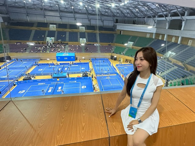 Hot girl Nhật Lê e thẹn bên bên tay vợt pickleball số 1 thế giới, nhan sắc 
