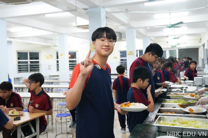 Trường học thành "ngôi nhà chung" của hơn 1.000 học sinh giữa mưa ngập Hà Nội- Ảnh 4.