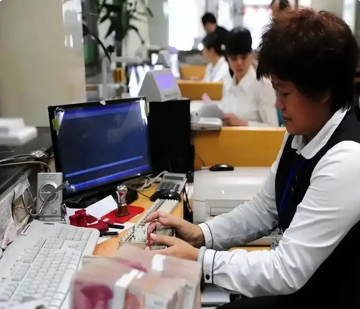 Bỗng dưng có gần 30 tỷ trong tài khoản, nam công nhân "lên đời" nhà, xe chớp nhoáng để rồi nhận về cái kết đắng- Ảnh 1.