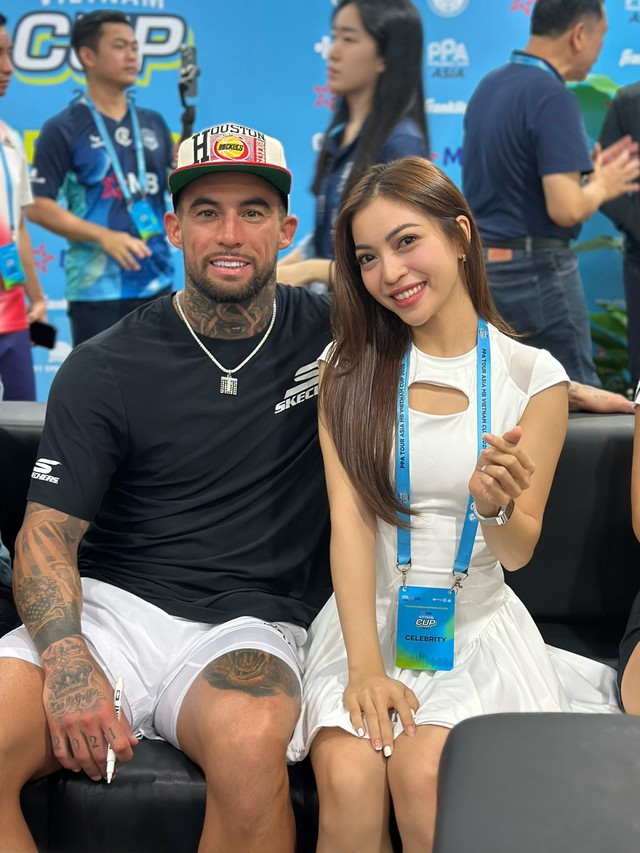 Hot girl Nhật Lê e thẹn bên bên tay vợt pickleball số 1 thế giới, nhan sắc 