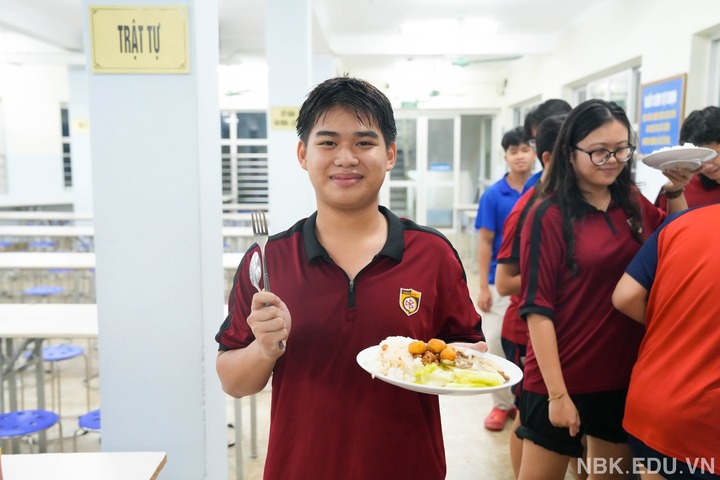 Trường học thành "ngôi nhà chung" của hơn 1.000 học sinh giữa mưa ngập Hà Nội- Ảnh 3.