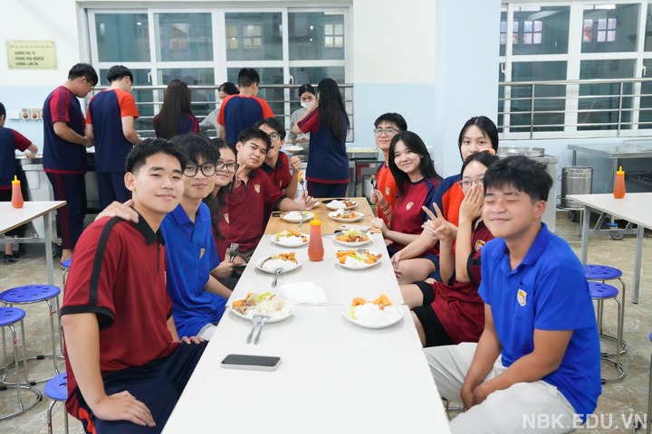 Trường học thành "ngôi nhà chung" của hơn 1.000 học sinh giữa mưa ngập Hà Nội- Ảnh 2.