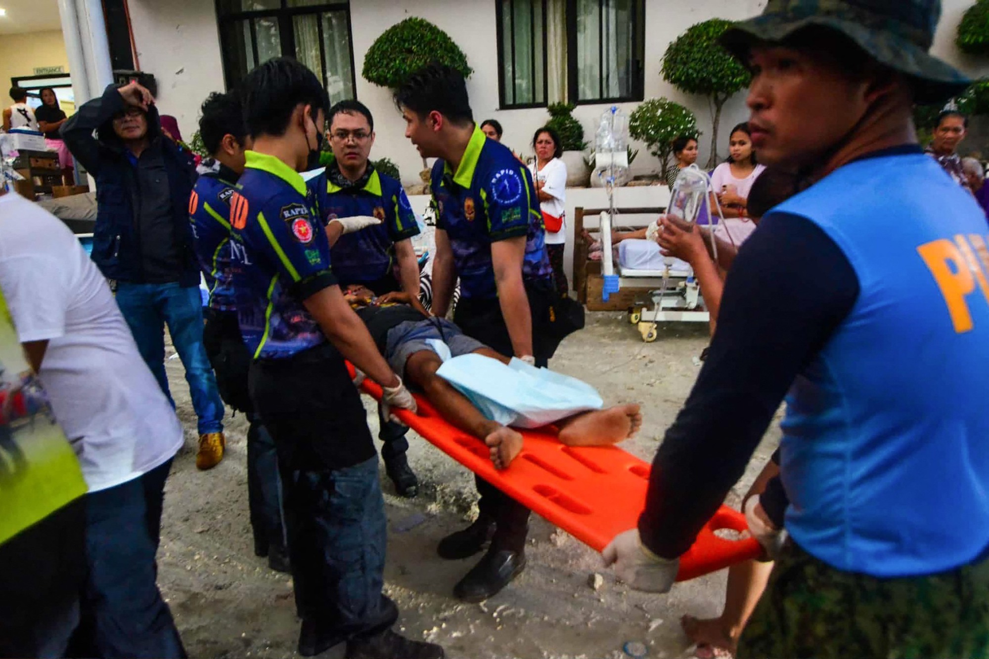 Động đất 6,9 độ rung chuyển Philippines: Ít nhất 26 người thiệt mạng, 147 người bị thương, hàng chục công trình sập đổ- Ảnh 5.